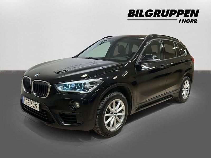 Svart Begagnad 2018 BMW X1 SUV | 219 900 kr (Marknadspris) - Bild 1/4