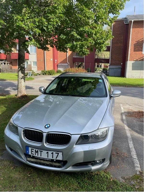 Grå Begagnad 2012 BMW 320 Comfort Edition Kombi | 97 900 kr (Superpris) - Bild 1/4