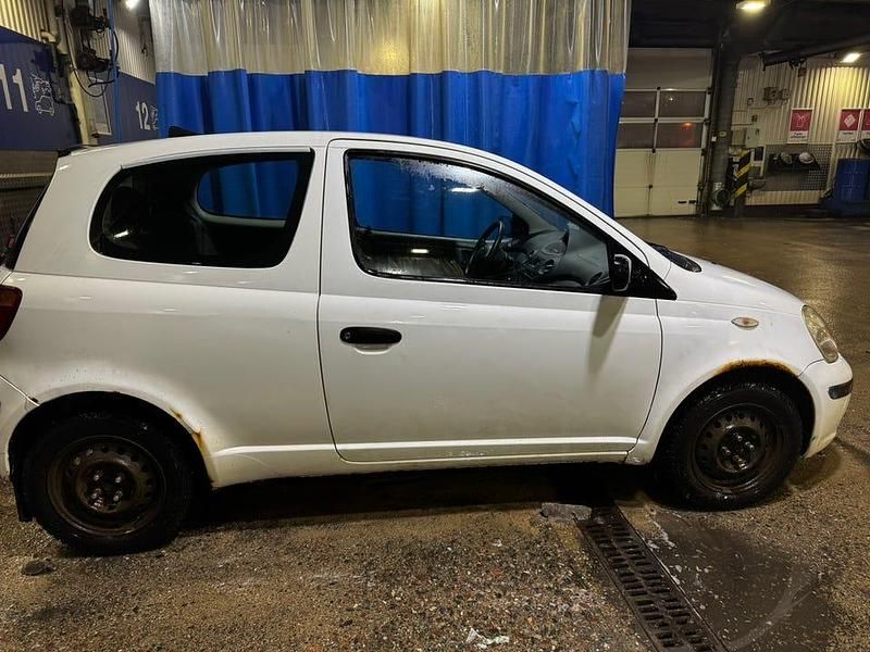 Begagnad Toyota Yaris 65 HK (47 kW) 2004 Halvkombi