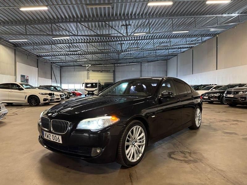Svart Begagnad 2010 BMW 530 Sedan | 119 900 kr (Marknadspris) - Bild 1/4