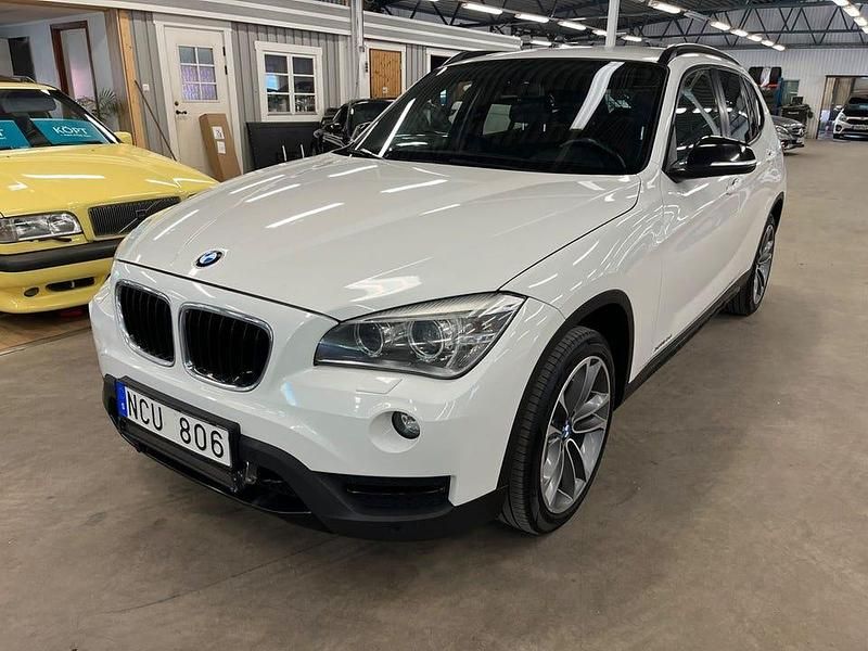 Vit Begagnad 2012 BMW X1 Sport Line SUV | 109 900 kr (Lite dyr) - Bild 1/4