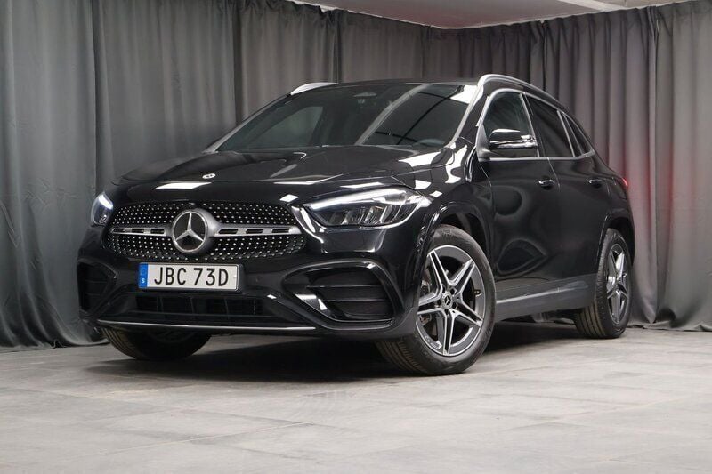 Svart Ny 2024 Mercedes GLA200 Advanced Plus SUV | 449 000 kr (Marknadspris) - Bild 1/4