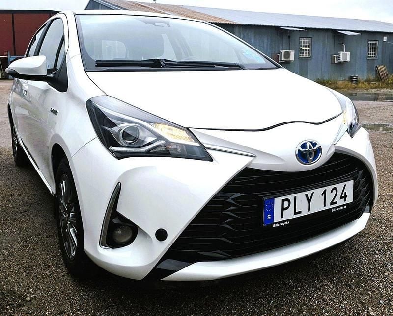 Vit Begagnad 2017 Toyota Yaris Hybrid Active Halvkombi | 148 000 kr (Marknadspris) - Bild 1/4