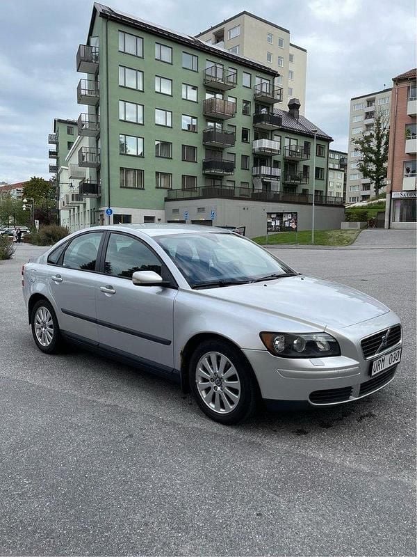 Grå Begagnad 2004 Volvo S40 Sedan | 30 000 kr (Bra pris) - Bild 1/4