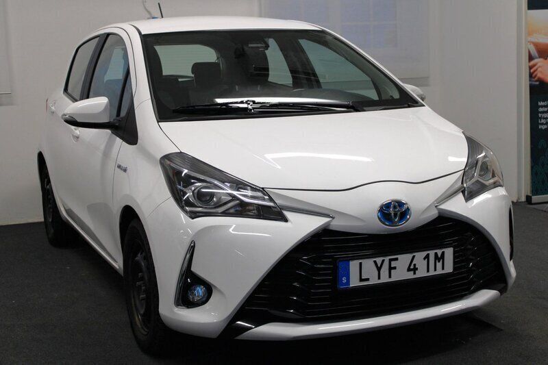 Vit Begagnad 2019 Toyota Yaris Hybrid Active Halvkombi | 129 800 kr (Marknadspris) - Bild 1/4
