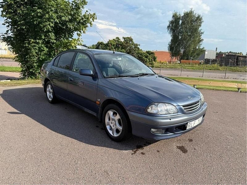 Blå Begagnad 2000 Toyota Avensis Sedan | 29 000 kr - Bild 1/4