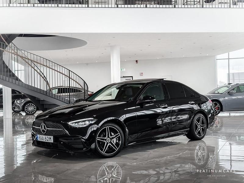 Svart Begagnad 2022 Mercedes C300 AMG Sedan | 459 000 kr - Bild 1/4