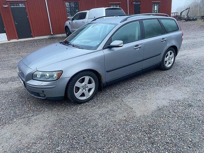 Grå Begagnad 2004 Volvo V50 Kinetic Kombi | 14 500 kr (Superpris) - Bild 1/4