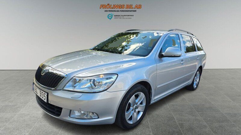 Silver Begagnad 2011 Skoda Octavia Elegance Kombi | 54 500 kr (Bra pris) - Bild 1/4