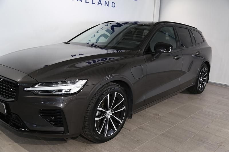 Begagnad Volvo V60 Plus 349 HK (256 kW) 2025 Grå Kombi