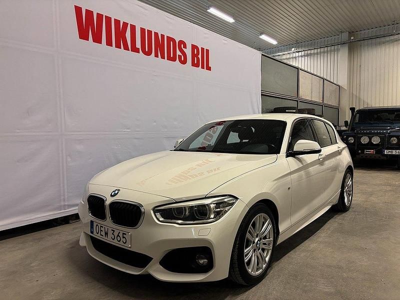 Vit Begagnad 2016 BMW 118 M Sport Halvkombi | 164 900 kr (Marknadspris) - Bild 1/4
