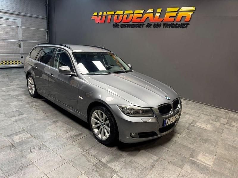Grå Begagnad 2012 BMW 320 Kombi | 124 900 kr (Marknadspris) - Bild 1/4