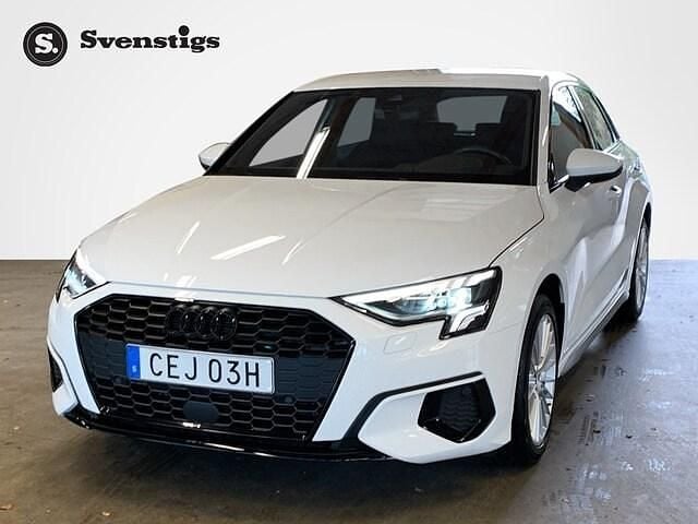 Ibisvit Begagnad 2023 Audi A3 Advanced Plus Halvkombi | 288 900 kr (Marknadspris) - Bild 1/4