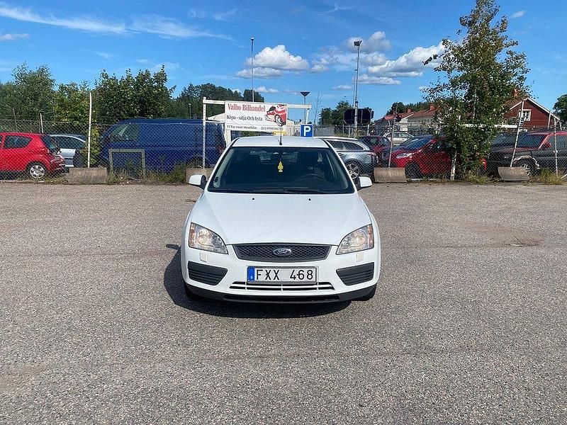 Vit Begagnad 2007 Ford Focus Kombi | 19 900 kr (Marknadspris) - Bild 1/4