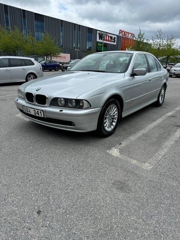 Grå Begagnad 2001 BMW 525 Sedan | 88 900 kr (Marknadspris) - Bild 1/4