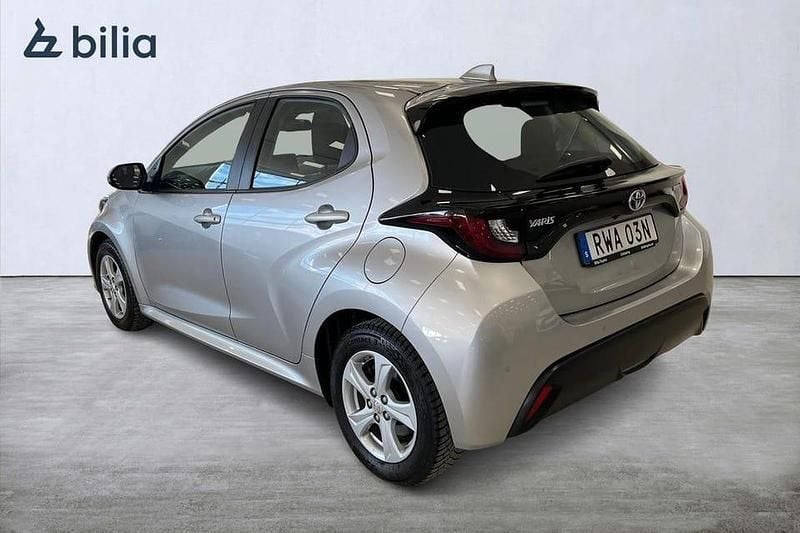 Begagnad Toyota Yaris Hybrid Active 117 HK (86 kW) 2022 Silver Halvkombi