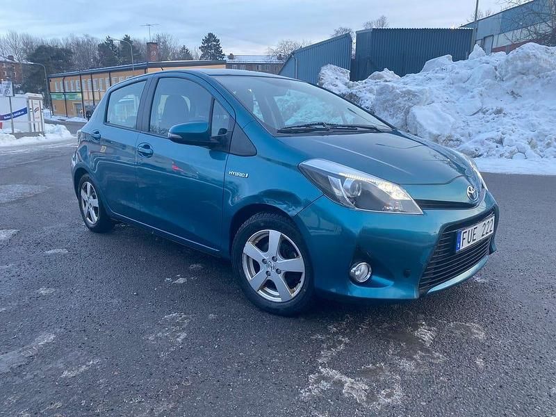 Begagnad Toyota Yaris Hybrid 101 HK (74 kW) 2012