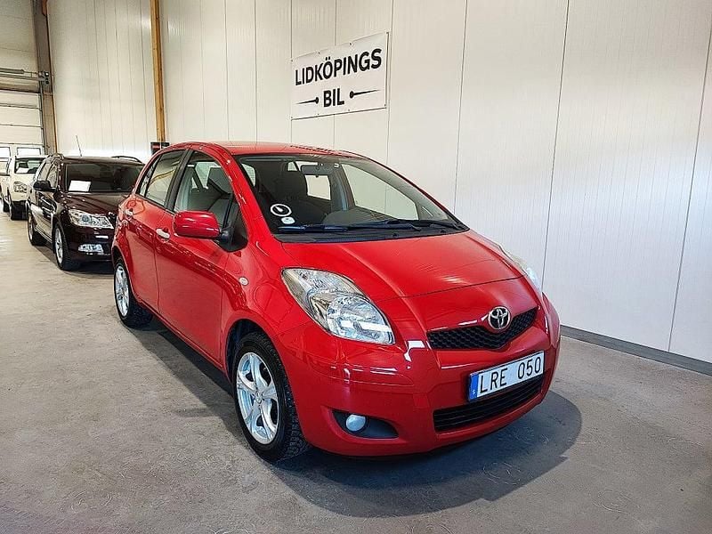 Begagnad Toyota Yaris 99 HK (72 kW) 2011 Röd Halvkombi
