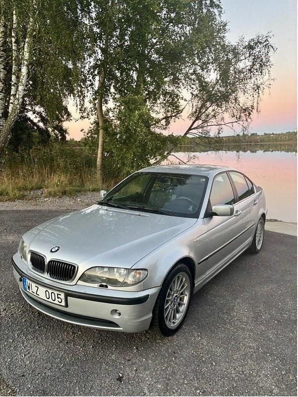 Grå Begagnad 2005 BMW 320 Sedan | 39 900 kr (Marknadspris) - Bild 1/4