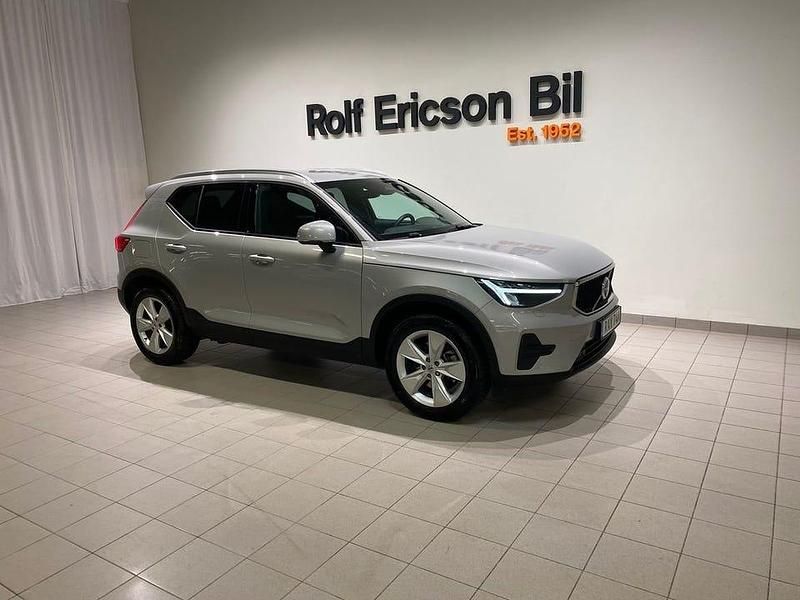 Silver Begagnad 2024 Volvo XC40 Core SUV | 349 500 kr (Marknadspris) - Bild 1/4