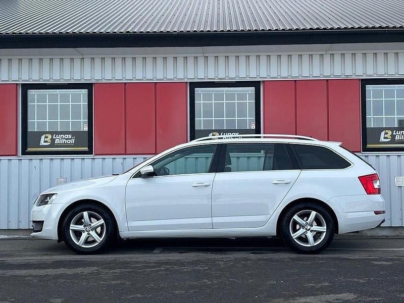 Begagnad Skoda Octavia Elegance 150 HK (110 kW) 2014 Vit Halvkombi