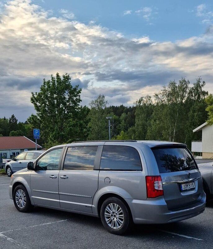 Grå Begagnad 2015 Lancia Voyager Minibuss | 155 000 kr (Marknadspris) - Bild 1/4