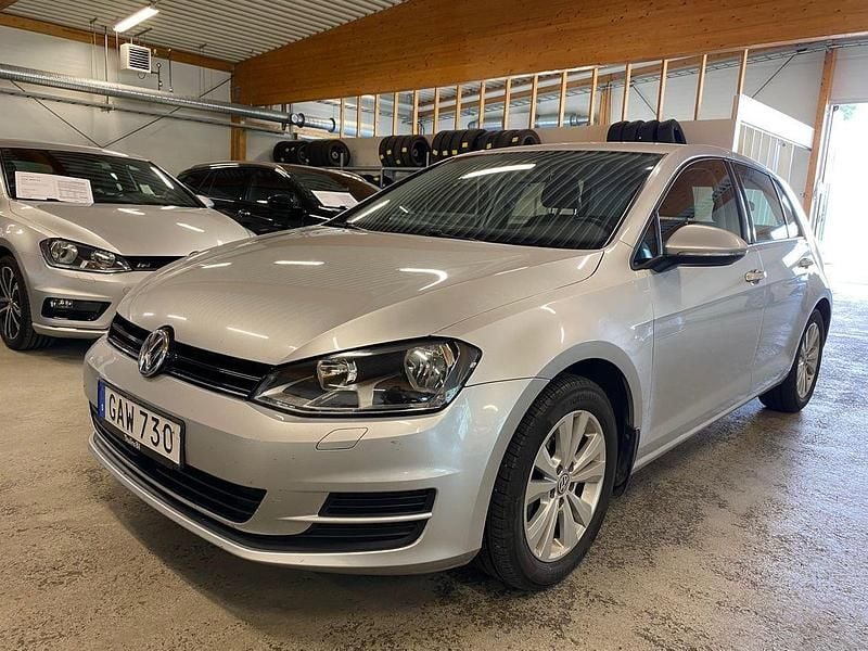 Silver Begagnad 2016 VW Golf VII Halvkombi | 104 900 kr (Bra pris) - Bild 1/4