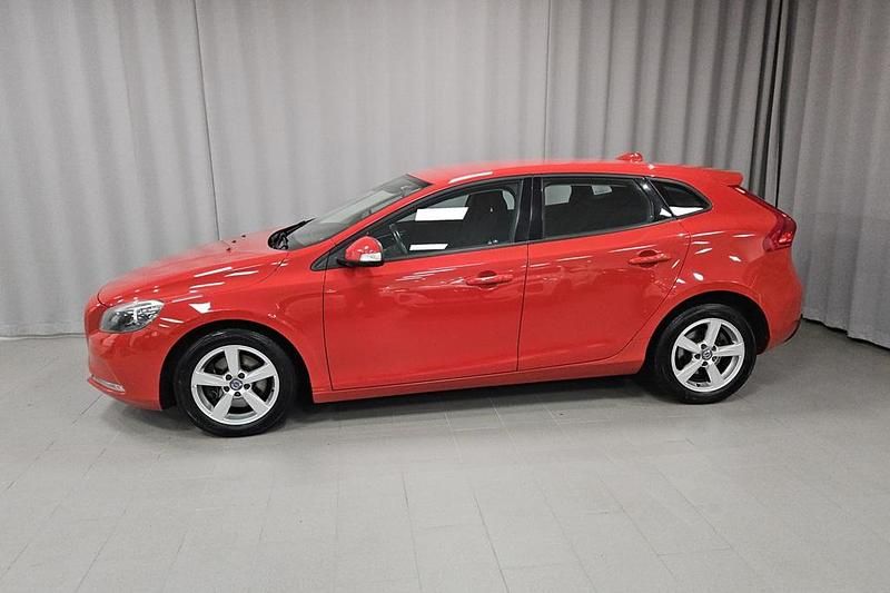 Begagnad Volvo V40 121 HK (88 kW) 2015 Röd Halvkombi
