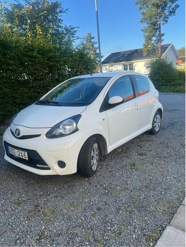 Vit Begagnad 2013 Toyota Aygo Halvkombi | 45 000 kr (Bra pris) - Bild 1/1