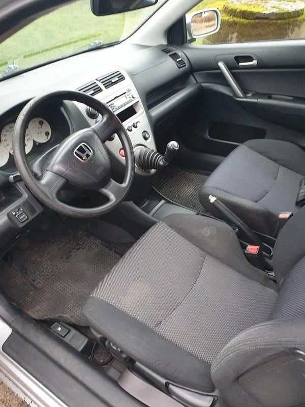 Silver Begagnad 2005 Honda Civic Halvkombi | 18 000 kr (Superpris) - Bild 1/4