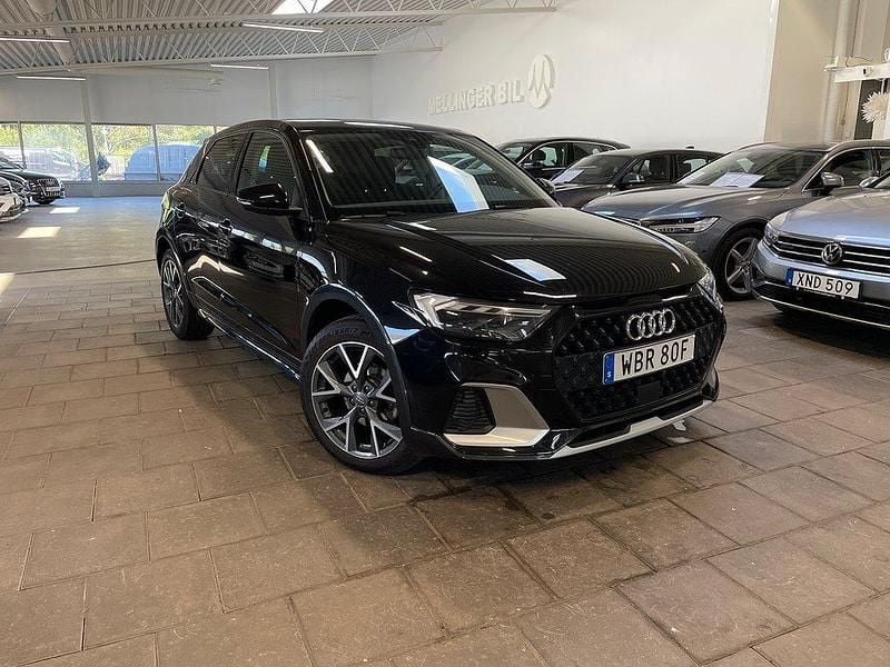 Svart (mythical black metallic) Begagnad 2019 Audi A1 Halvkombi | 219 000 kr - Bild 1/4