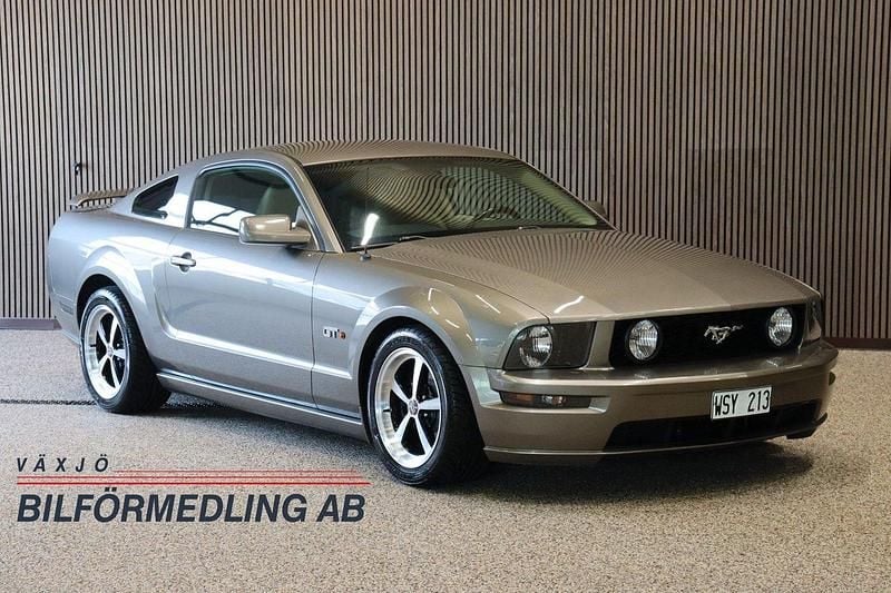 Grå Begagnad 2005 Ford Mustang GT Sportkupé | 214 900 kr (Marknadspris) - Bild 1/4