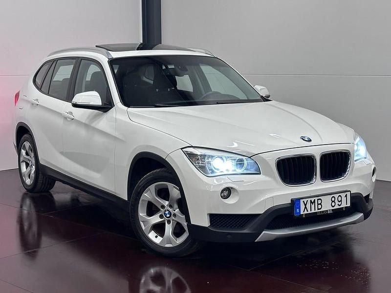 Vit Begagnad 2012 BMW X1 SUV | 139 700 kr (Lite dyr) - Bild 1/4