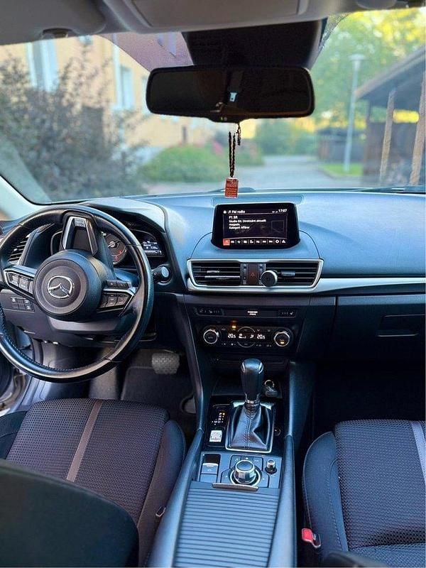 Grå Begagnad 2017 Mazda 3 Inclusive Halvkombi | 155 000 kr (Marknadspris) - Bild 1/4