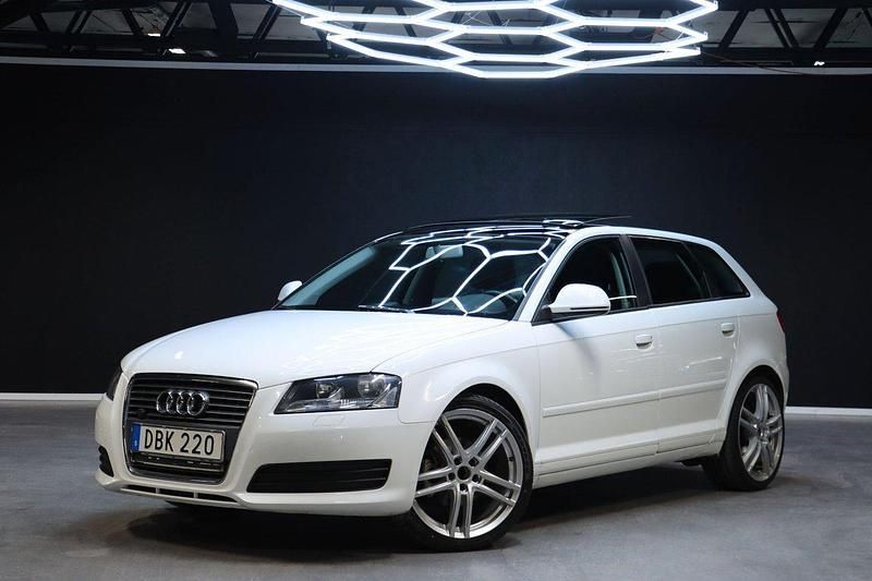Vit Begagnad 2010 Audi A3 Sportback Comfort Halvkombi | 89 900 kr (Dyr) - Bild 1/4