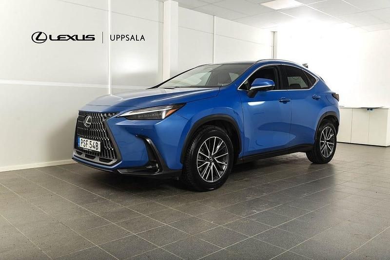 Blåmetallic/black with rich cream Begagnad 2023 Lexus NX450h+ Executive Line SUV | 574 900 kr (Marknadspris) - Bild 1/4