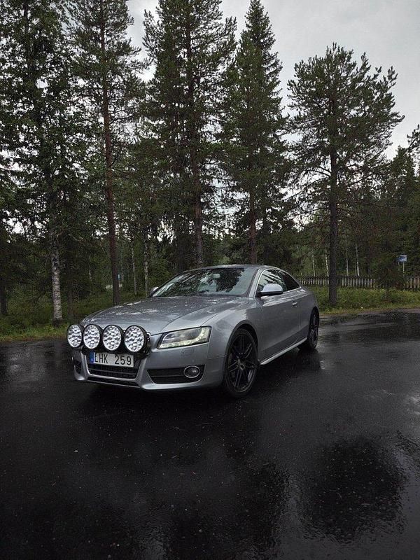 Grå Begagnad 2009 Audi A5 Comfort Sportkupé | 70 000 kr (Marknadspris) - Bild 1/4
