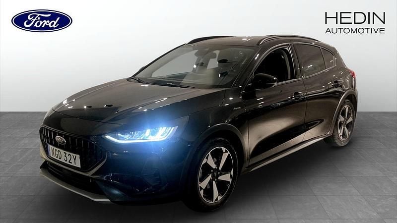 Svart Begagnad 2023 Ford Focus Active | 184 900 kr - Bild 1/4