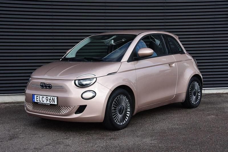 Röd Begagnad 2022 Fiat 500e Halvkombi | 169 900 kr (Marknadspris) - Bild 1/4
