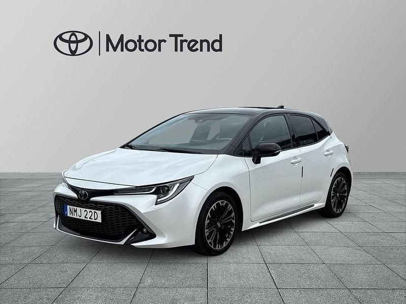 Vit Begagnad 2022 Toyota Corolla Hybrid Sport Halvkombi | 249 900 kr (Marknadspris) - Bild 1/4