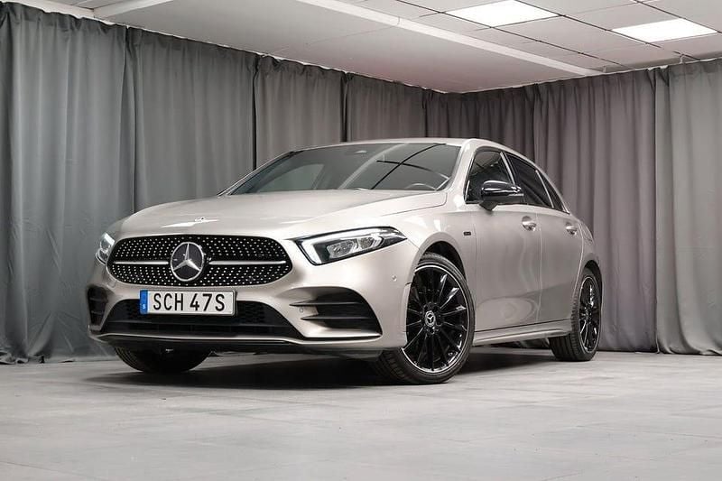 Silver Begagnad 2020 Mercedes A250 Premium Halvkombi | 279 000 kr (Marknadspris) - Bild 1/4