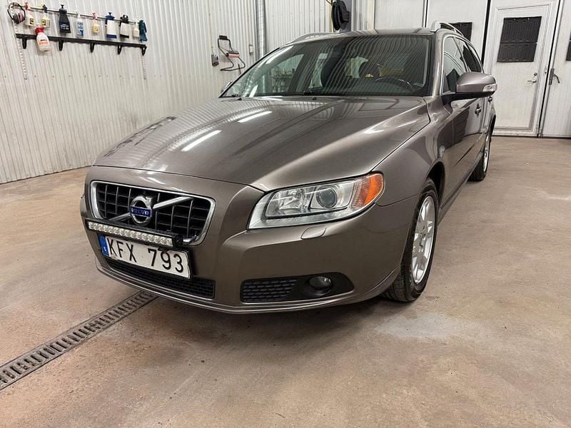 Grå Begagnad 2009 Volvo V70 Summum Kombi | 65 000 kr (Marknadspris) - Bild 1/4