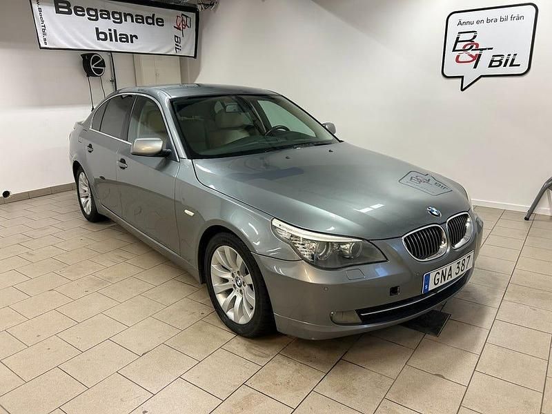 Grå Begagnad 2007 BMW 530 Sedan | 99 900 kr (Marknadspris) - Bild 1/4