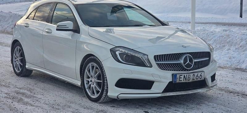 Vit Begagnad 2015 Mercedes A180 AMG Halvkombi | 129 800 kr (Marknadspris) - Bild 1/4
