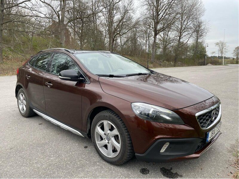 Brun Begagnad 2016 Volvo V40 CC Momentum Kombi | 149 900 kr (Marknadspris) - Bild 1/4