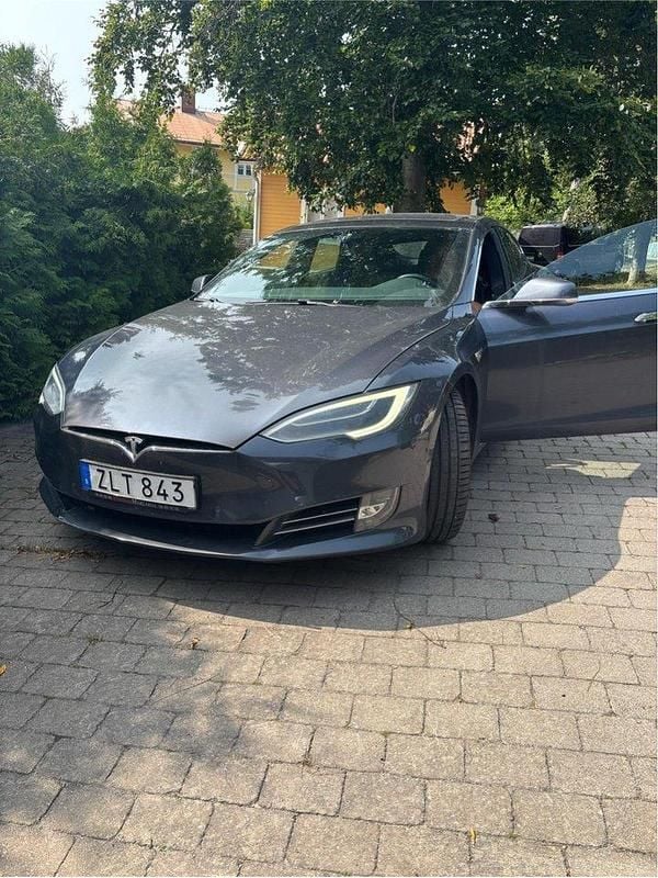 Grå Begagnad 2018 Tesla Model S Sedan | 269 000 kr (Superpris) - Bild 1/4