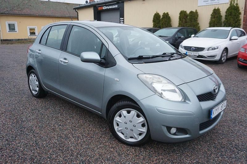 Grå Begagnad 2010 Toyota Yaris Halvkombi | 64 900 kr (Marknadspris) - Bild 1/4