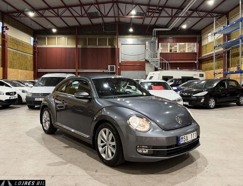 Mörkgrå (grå) Begagnad 2012 VW Beetle Halvkombi | 80 700 kr (Bra pris) - Bild 1/4