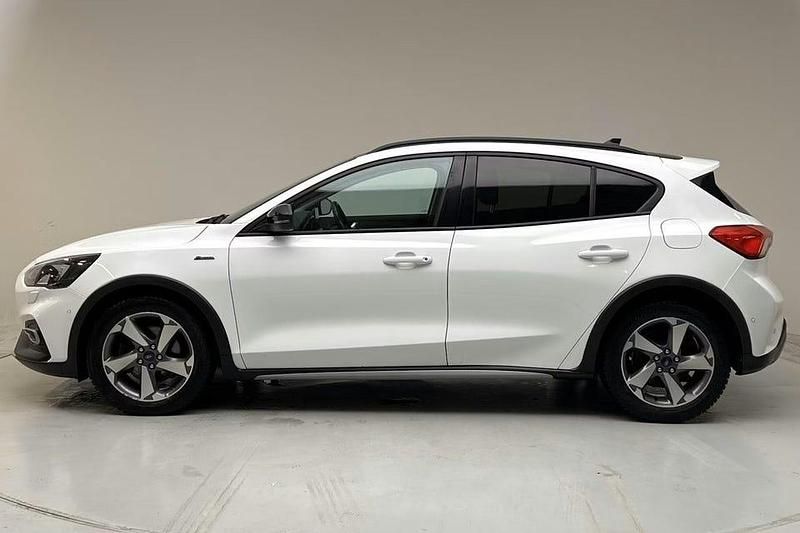 Vit Begagnad 2020 Ford Focus Active Halvkombi | 169 900 kr (Marknadspris) - Bild 1/4
