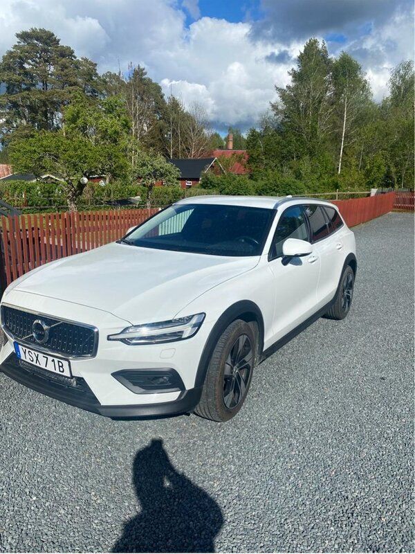 Vit Begagnad 2020 Volvo V60 CC Momentum Kombi | 249 000 kr (Bra pris) - Bild 1/4